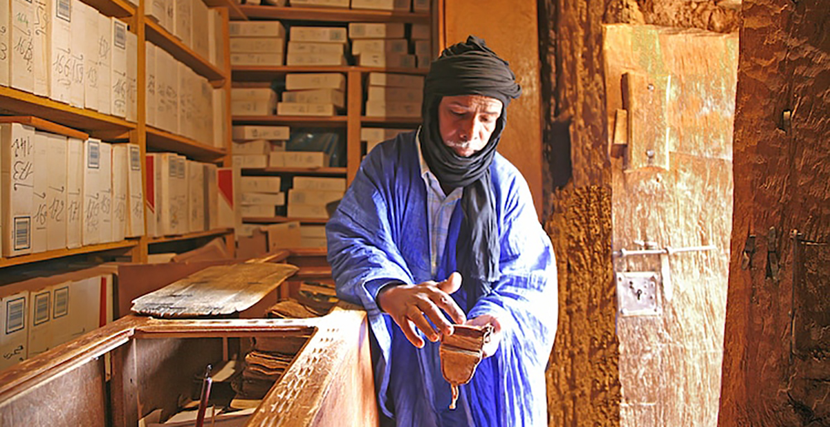 Conoce la aldea que alberga miles de textos antiguos en bibliotecas del desierto del Sahara