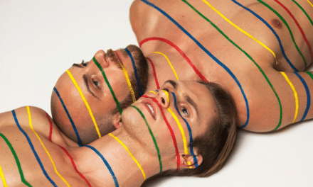 Somos partículas: Rob Woodcox y la fotografía de estar juntos