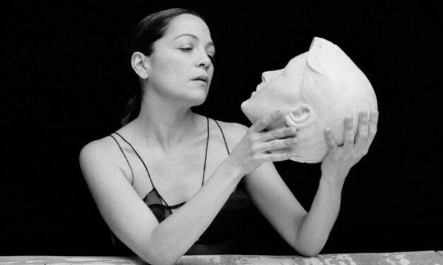 Natalia Lafourcade traslada su música al papel con la nueva edición de “De todas las flores”