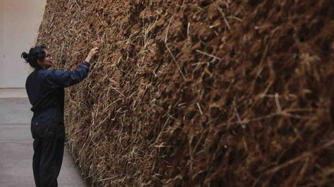“El espacio vientre”: Delcy Morelos transforma la tierra en una habitación interior