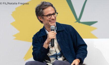 Gael García Bernal y el juego infinito de la voz: una inmersión en sus proyectos sonoros presentados en la FIL Guadalajara.