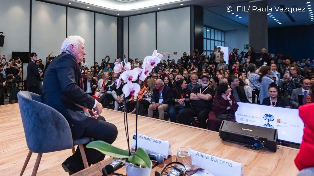 Llega la venta nocturna de la FIL: libros, ofertas y maratón lector