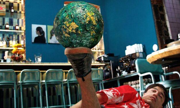 El arte y el fútbol se unen en A lot of balls: 100 creadores mexicanos intervienen el balón oficial de la Liga MX
